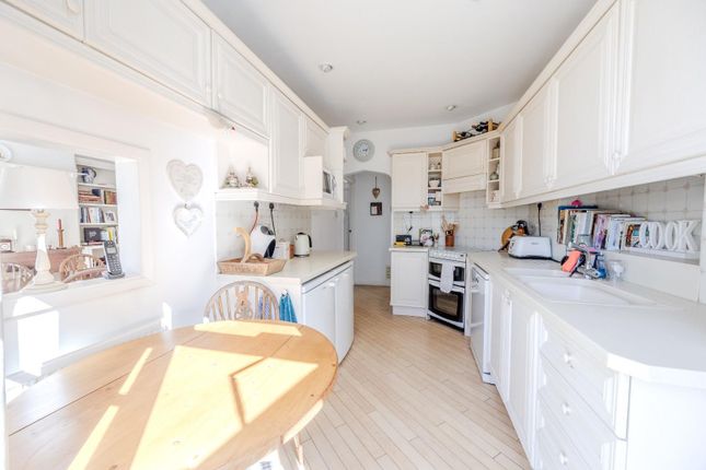 16, Aberdeen Gardens, Leigh-On-Sea photo 4