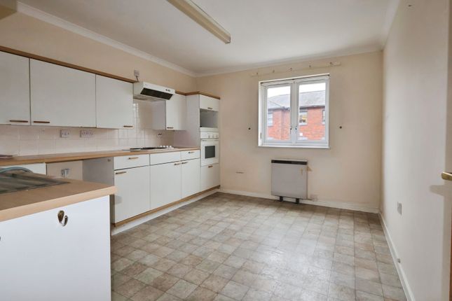 28, Regal Court, Bancroft, Hitchin photo 2