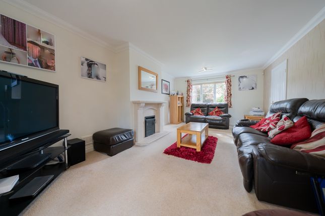 4 Whitethorns Close, Lutterworth photo 4