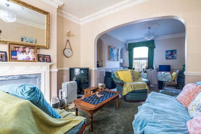 77 Heathwood Gardens, London photo 3