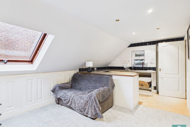 111, Buckstones Road, Shaw photo 4