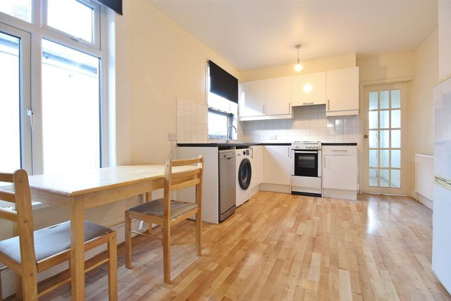 Flat to rent in Cecil Road, Hounslow