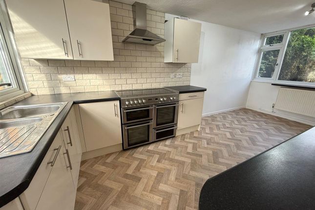 24, Magyar Crescent, Nuneaton photo 2