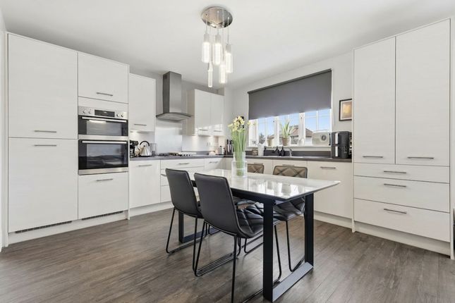 6 Laurel Drive, Upminster photo 3