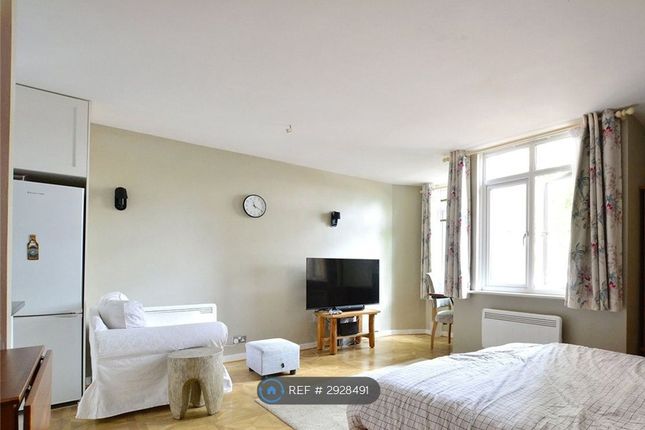 Flat, Varma Court Kidbrooke Grove, London photo 2
