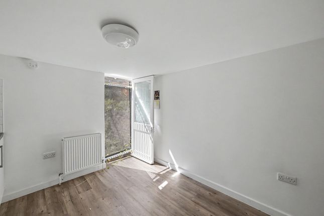 Flat A, 6 Saltram Crescent, London photo 4