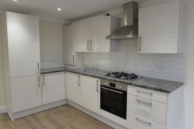 Thumbnail Flat to rent in High Street, Slough, Berkshire