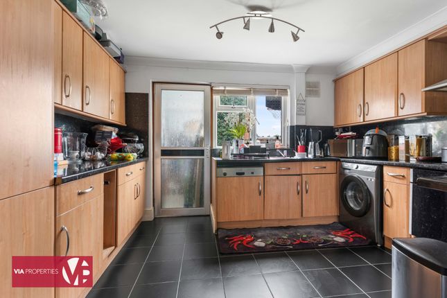 71, Roundhills, Waltham Abbey photo 2