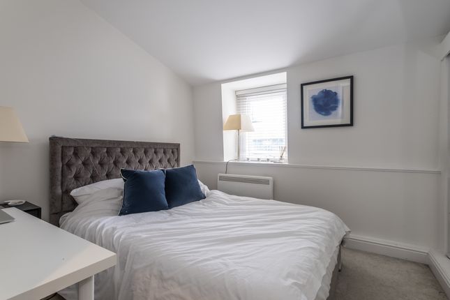Flat to rent in Nottingham Place, London