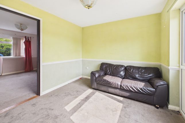 11 St. Chads Close, Burton-On-Trent, Staffordshire photo 2