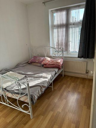 102, Inglehurst Gardens, ILFORD photo 3