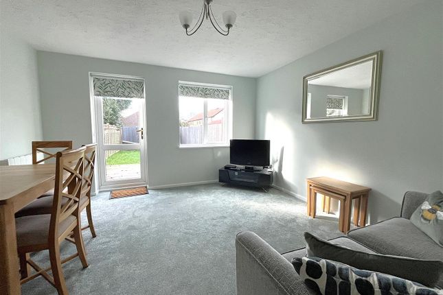 11, Hilton Court, Horley photo 2