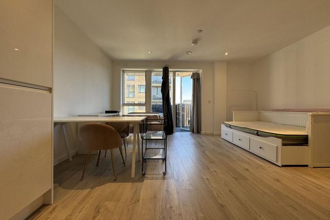 Flat 90 Cargo House, 7 Silley Weir Promenade, LONDON photo 5