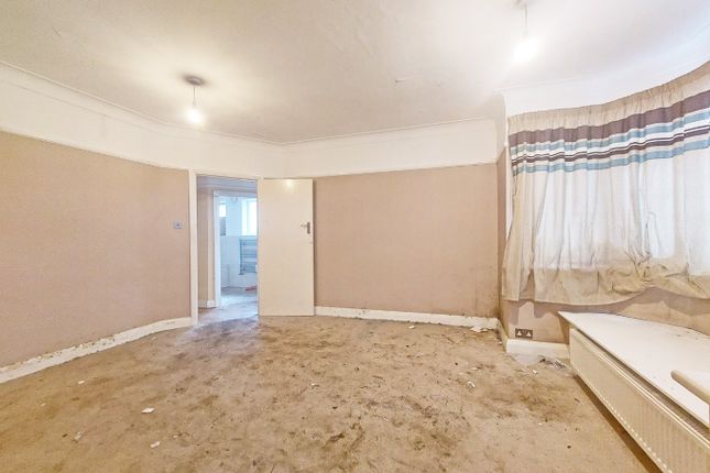 28 Farm Avenue, Harrow, Middlesex photo 3