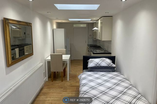 Studio flat on Wood End Avenue, Harrow, £1,050/mo