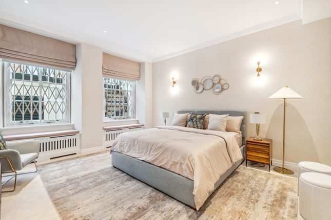 Maisonette to rent in Gloucester Square, Hyde Park
