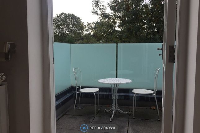 Flat, Camden Road, London photo 5