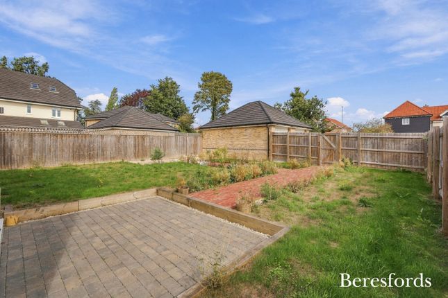 4, Oaklands Close, Essex photo 4