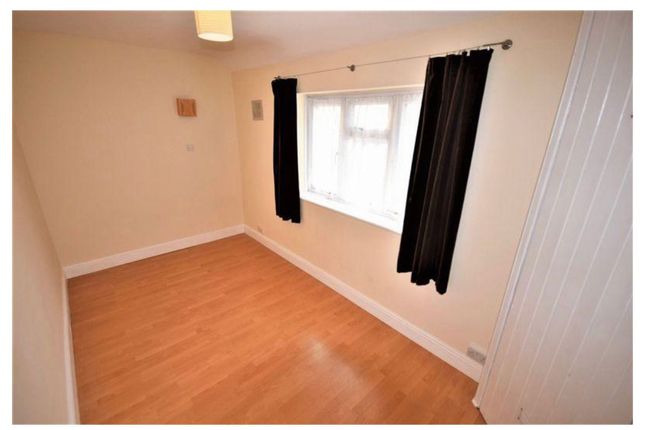 9, D'Arcy Gardens, Dagenham photo 3