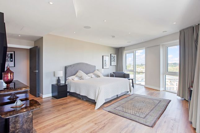 Flat for sale in New Broadway, London