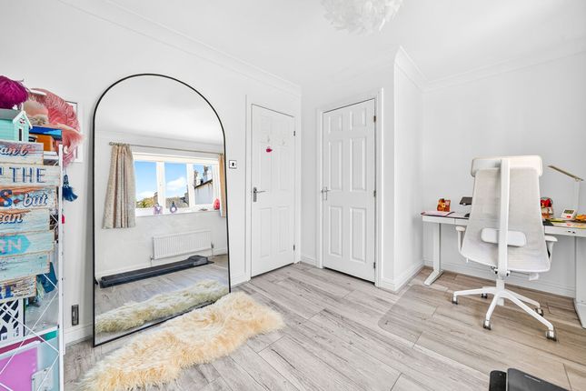 23 Willows Court, 7 Sir Cyril Black Way, London photo 4