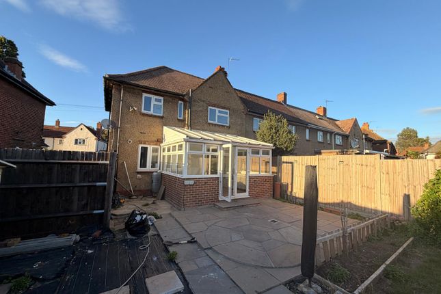 10 Brentwick Gardens, BRENTFORD photo 2