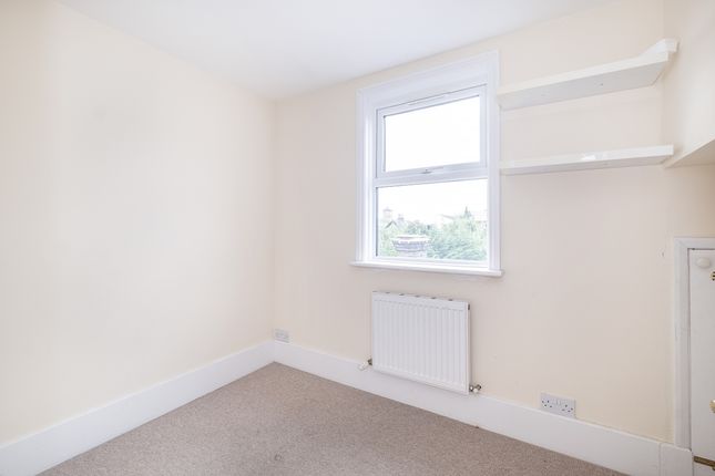Flat to rent in Montague Road, London