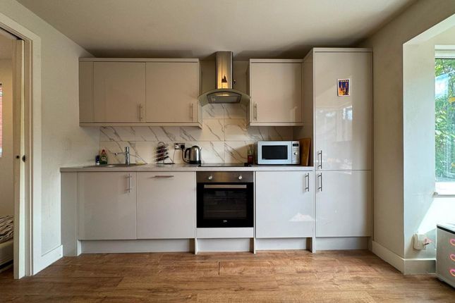 8 Gatting Close, Edgware photo 2