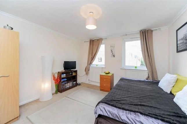 65 Saltwell Street, LONDON photo 4