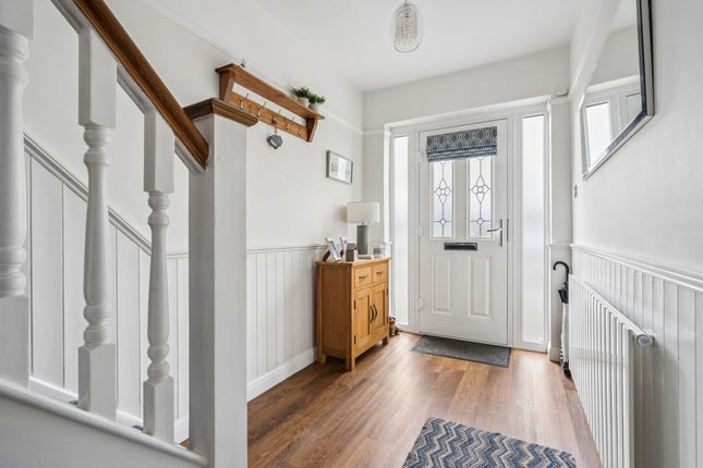3 Eastfield Avenue, Watford photo 2