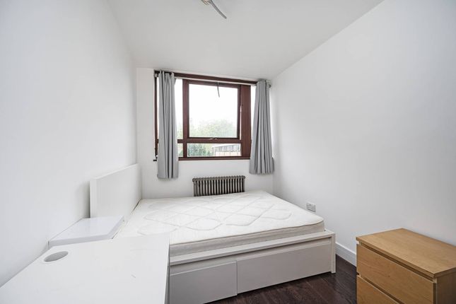 Thumbnail Flat to rent in Crondall Court, Hoxton, London