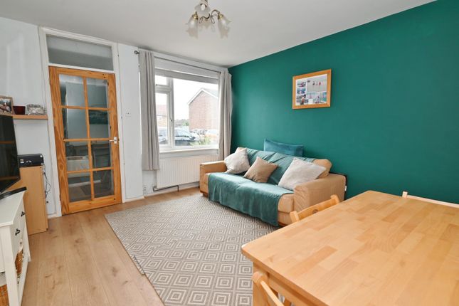 15, Belvedere Close, Teddington photo 2