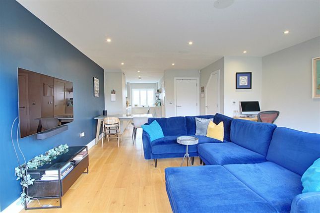 2 Chestnut Close, Langley Road, Kings Langley photo 2
