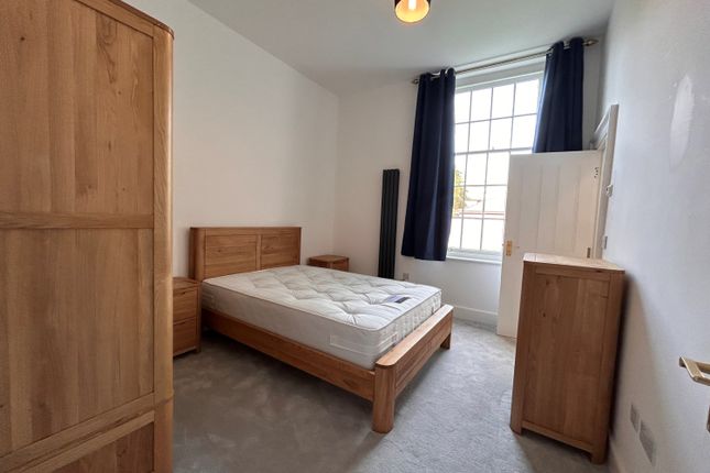 Flat to rent in The Crescent, Gloucester
