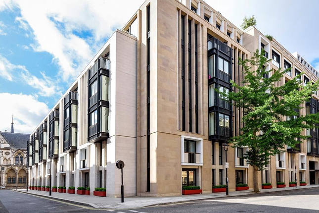 Flat for sale in Lincoln Square, London