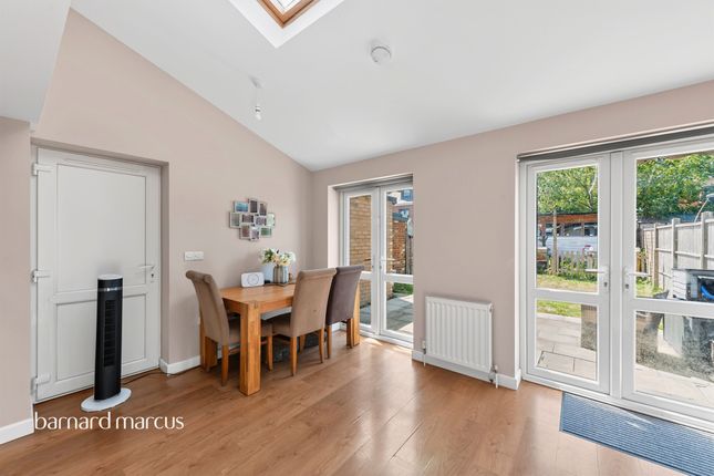 8, Fountains Avenue, FELTHAM photo 4