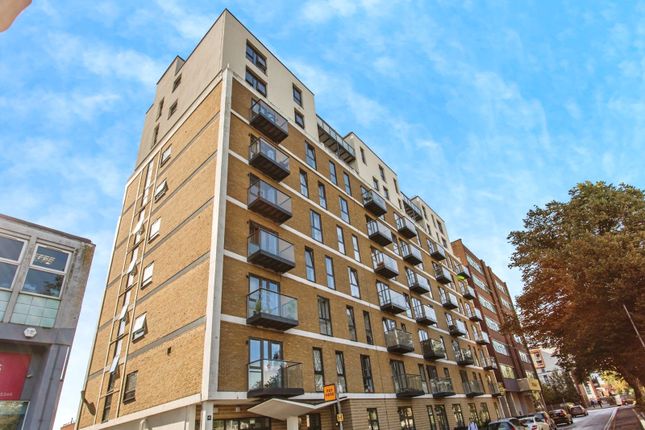 2-bed flat on Flat 49, The Avenue, 47, Victoria Avenue, Essex, £175,000