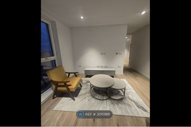 Flat, Viola House Greenleaf Walk, Southall photo 4