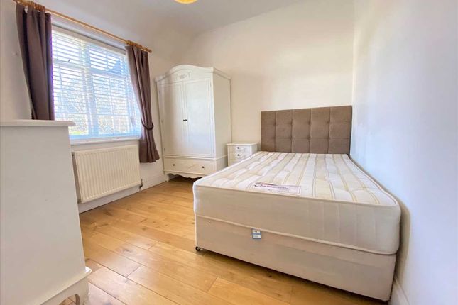 26b, Holyoake Walk, Ealing photo 2