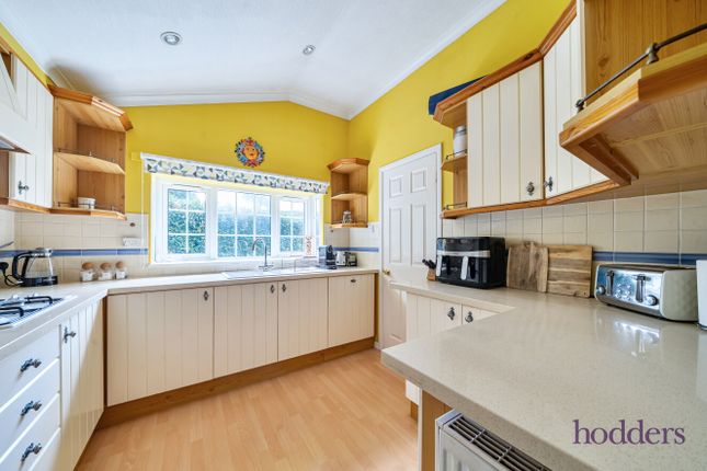 12, Fangrove Park, Lyne photo 3