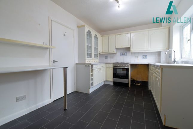 3 Tracey Court, 96, Blenheim Crescent, Leigh-on-Sea photo 3