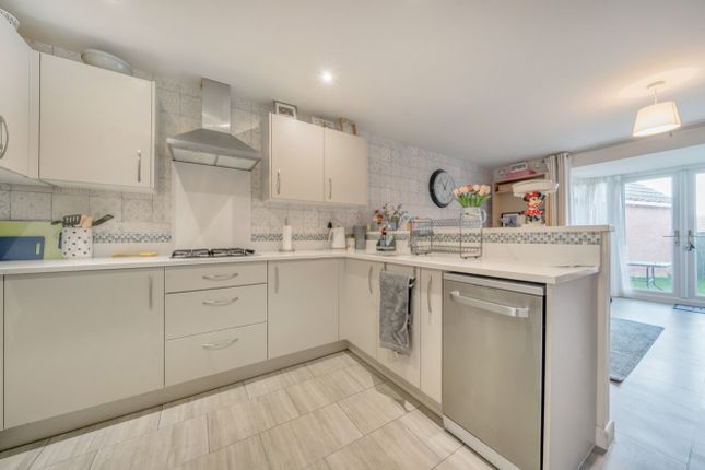 28, Penrhyn Way, Grantham photo 4