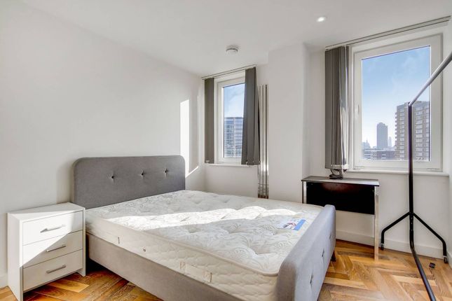 Flat to rent in City Road, Old Street, London