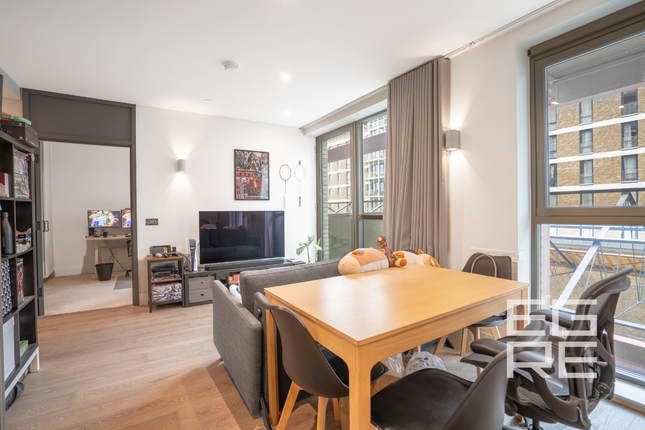 Flat 301, 4 Windsor Square, London photo 3