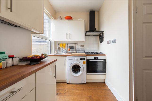 Flat for sale in Leslie Road, London