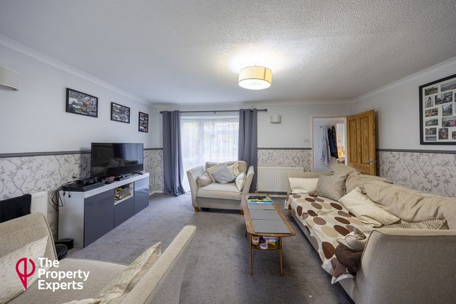 49, Sherbourne Drive, Reading photo 3