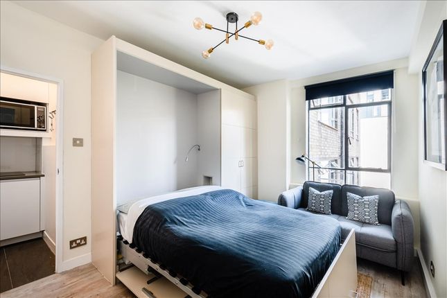 Studio to rent in Florin Court, Charterhouse Square, Clerkenwell