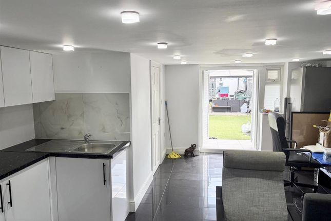 73B, Meadowbank Road, London photo 4