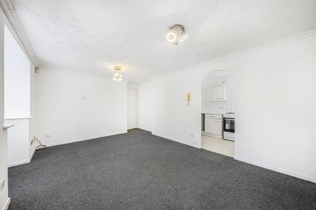 45, Redwood Gardens, London photo 3
