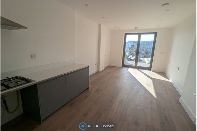 Flat, O T O Tower High Road, Ilford photo 5